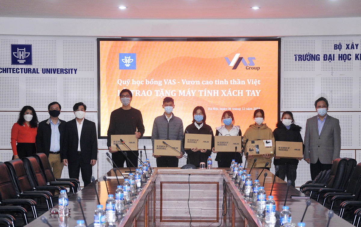 Quỹ Học bổng VAS - Vươn cao tinh thần Việt trao tặng máy tính cho sinh viên Đại học Kiến trúc Hà Nội