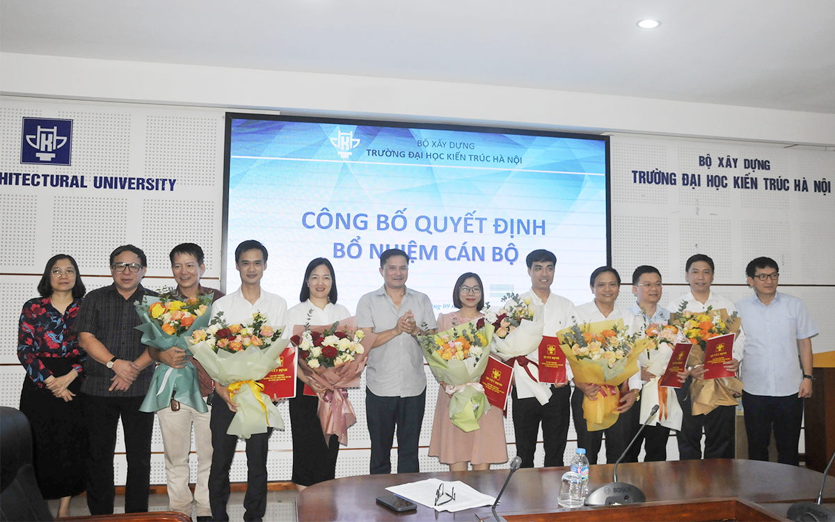 Trường Đại học Kiến trúc Hà Nội trao quyết định bổ nhiệm, bổ nhiệm lại cán bộ và Ký kết giao ước thi đua năm học 2023 - 2024