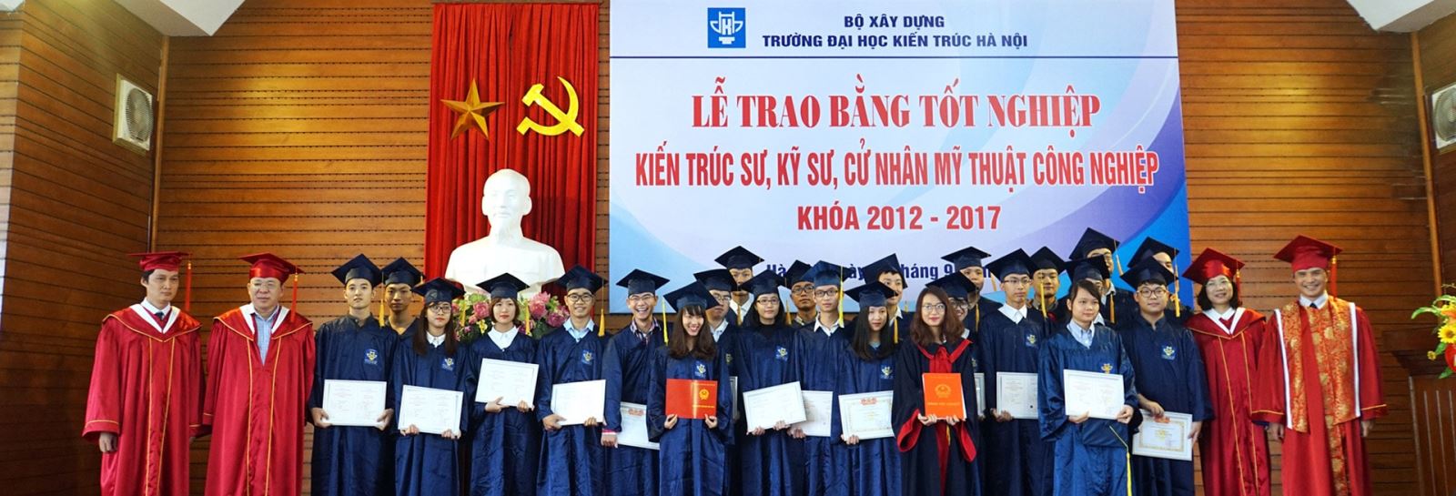 Hanoi Architectural University awarded the graduates of the course 2012 - 2017 for the new architects, engineers, Bachelor of Fine Arts