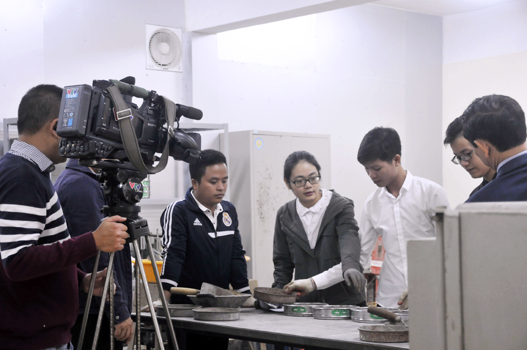 Nhóm sinh viên của Trường Đại học Kiến trúc Hà Nội đạt giải nhì tại cuộc thi Sinh viên nghiên cứu khoa học năm 2018 diễn ra tại Huế
