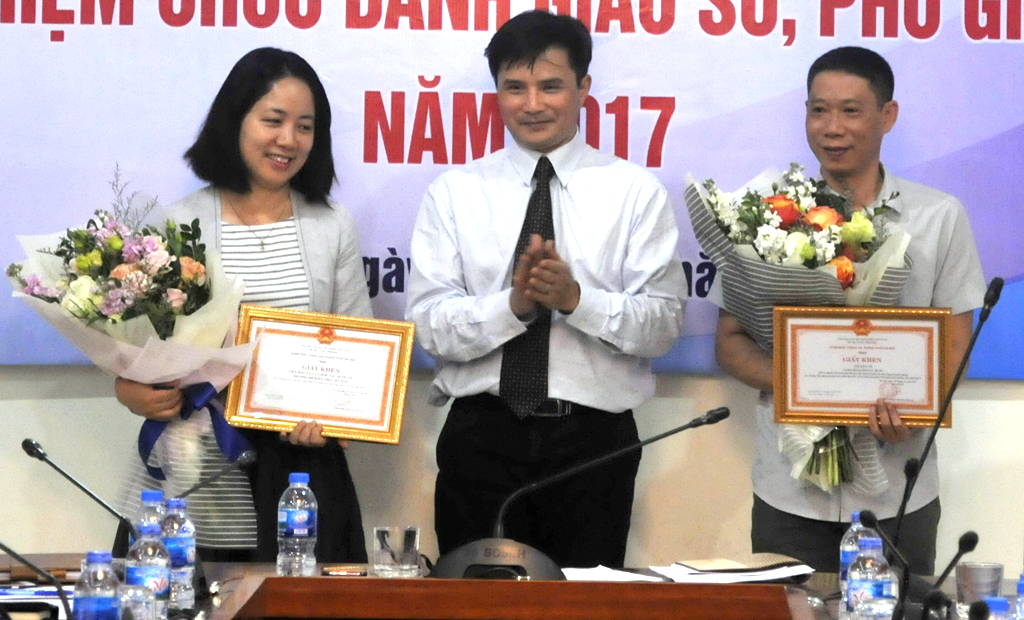 Trao tặng Giấy khen của Giám đốc Công an Thành phố Hà Nội cho hai đơn vị thuộc Trường Đại học Kiến trúc Hà Nội đạt thành tích xuất sắc trong phong trào toàn dân bảo vệ an ninh Tổ quốc năm 2017