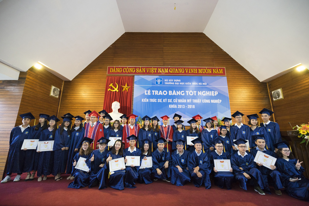 Trao bằng tốt nghiệp khóa 2013 - 2018