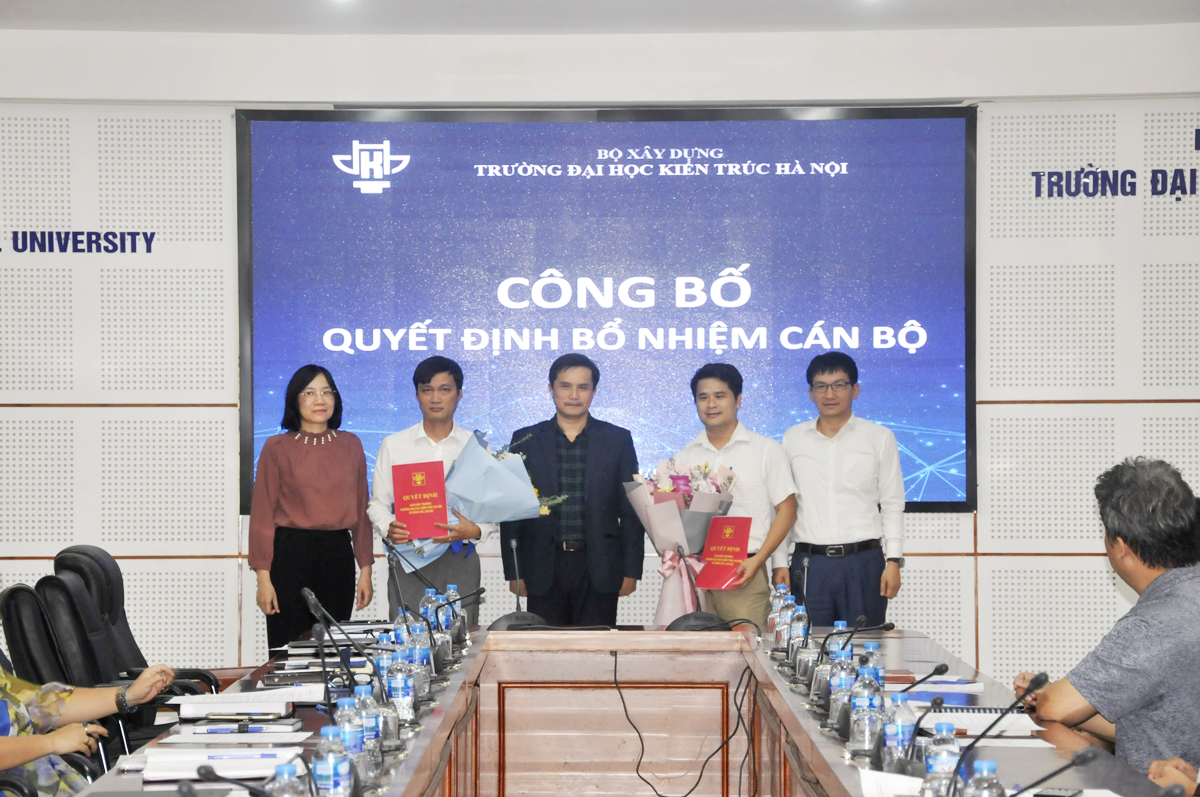 Trao quyết định bổ nhiệm lại cán bộ
