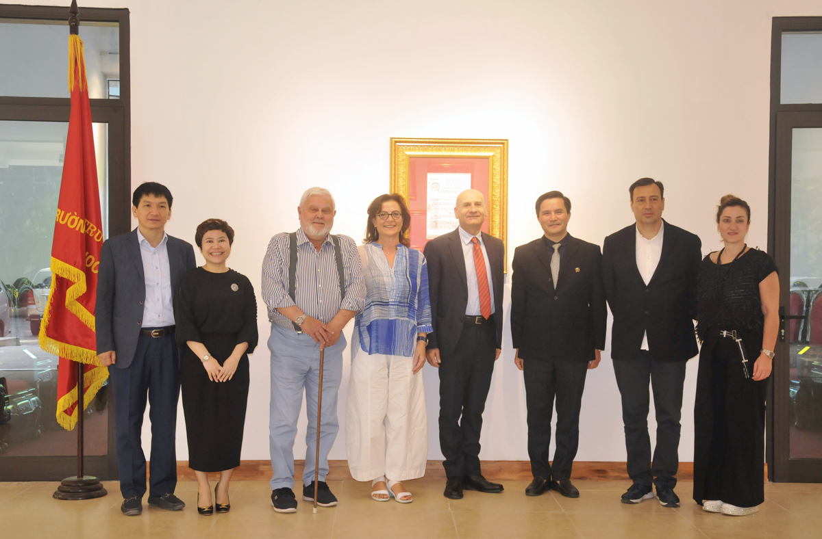 Đại sứ đặc mệnh toàn quyền Italia tại Việt Nam Antonino Alessandro cùng đoàn kiến trúc sư đến thăm và làm việc tại Trường Đại học Kiến trúc Hà Nội
