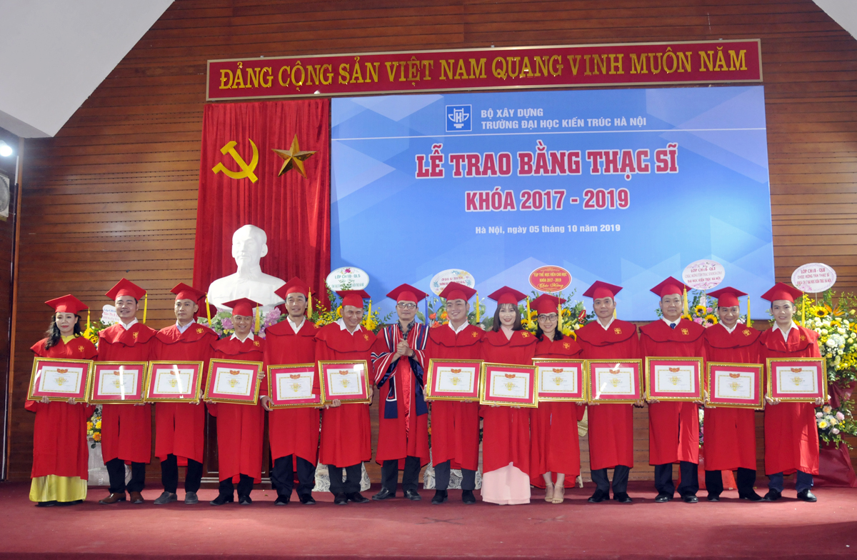 Trường Đại học Kiến trúc Hà Nội trao bằng tốt nghiệp cho các Tân Thạc sĩ Khóa 2017 - 2019