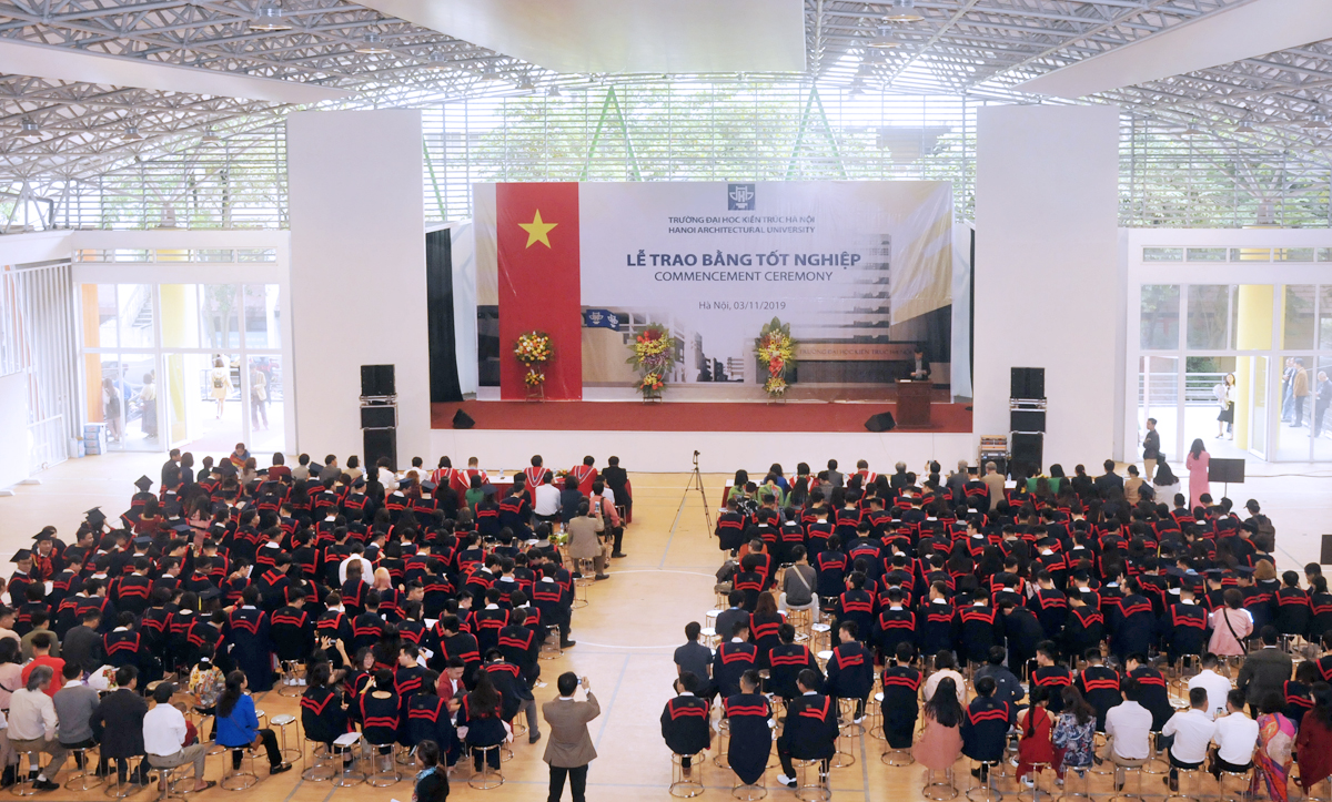 Trường Đại học Kiến trúc Hà Nội trao bằng tốt nghiệp cho 632 sinh viên hệ chính quy, liên thông chính quy và vừa làm vừa học