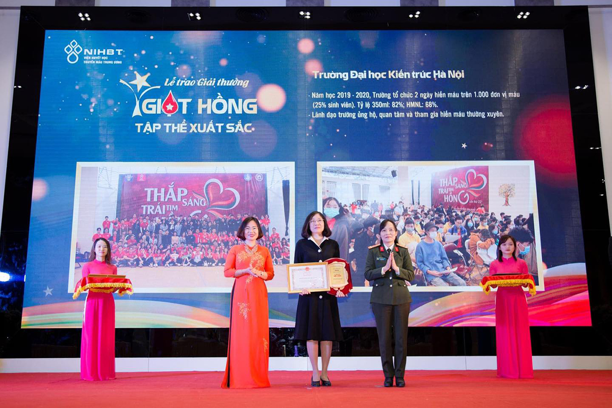 Trường Đại học Kiến Trúc Hà Nội vinh dự nhận Giải thưởng Giọt hồng và bằng khen của Bộ Y tế
