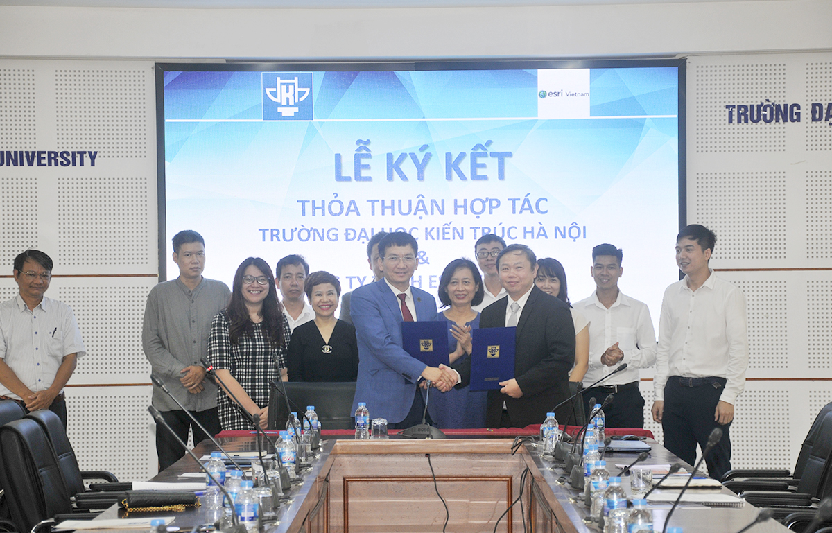 Ký kết biên bản thỏa thuận hợp tác giữa Trường Đại học Kiến trúc Hà Nội và Công ty Esri Việt Nam