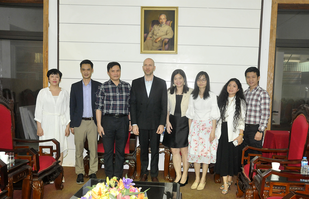 Đại sứ quán Cộng hoà Tây Ban Nha tại Việt Nam đến thăm và làm việc tại Trường Đại học Kiến trúc Hà Nội