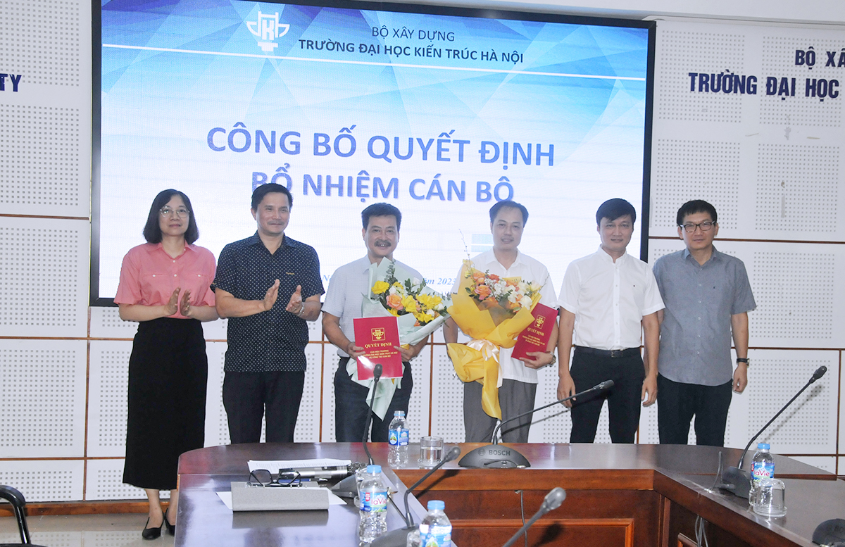 Trường Đại học Kiến trúc Hà Nội trao quyết định bổ nhiệm lại đối với cán bộ, công bố Quyết định khen thưởng tập thể và cá nhân có thành tích trong hướng dẫn sinh viên đạt giải tại Cuộc thi HSSV với ý tưởng khởi nghiệp