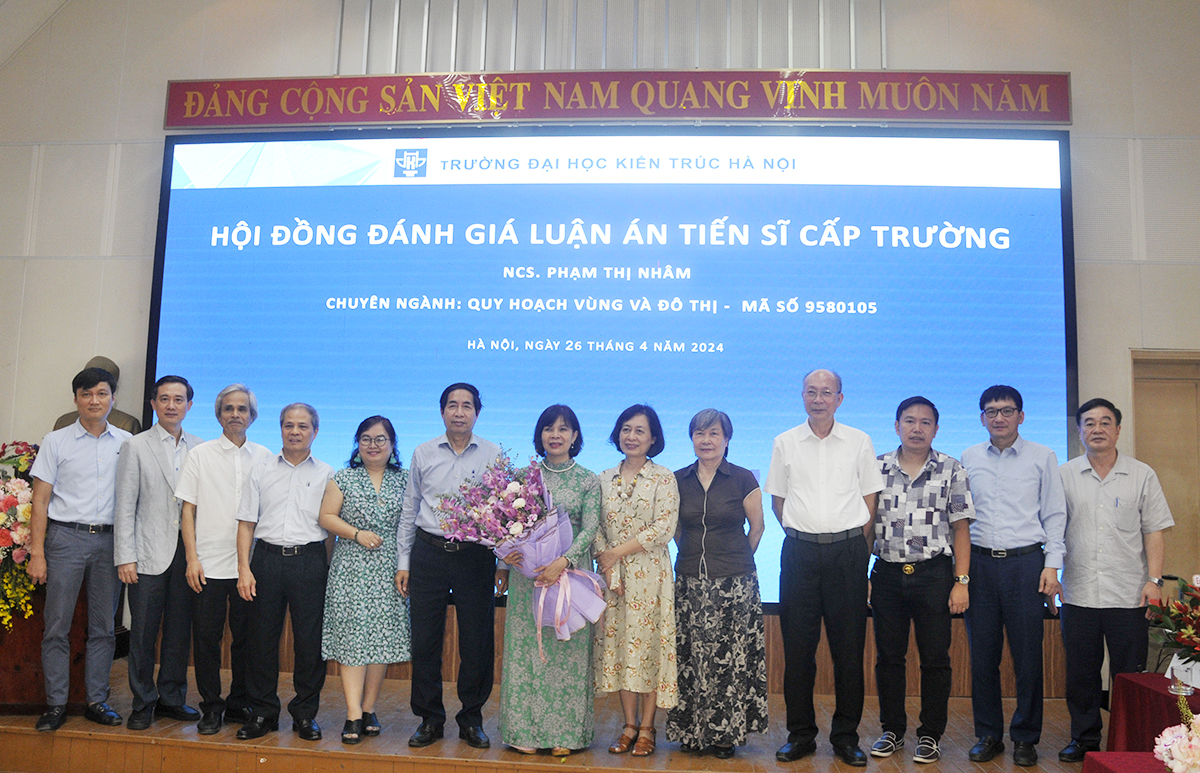 Nghiên cứu sinh Phạm Thị Nhâm bảo vệ thành công luận án Tiến sĩ chuyên ngành Quy hoạch vùng và Đô thị