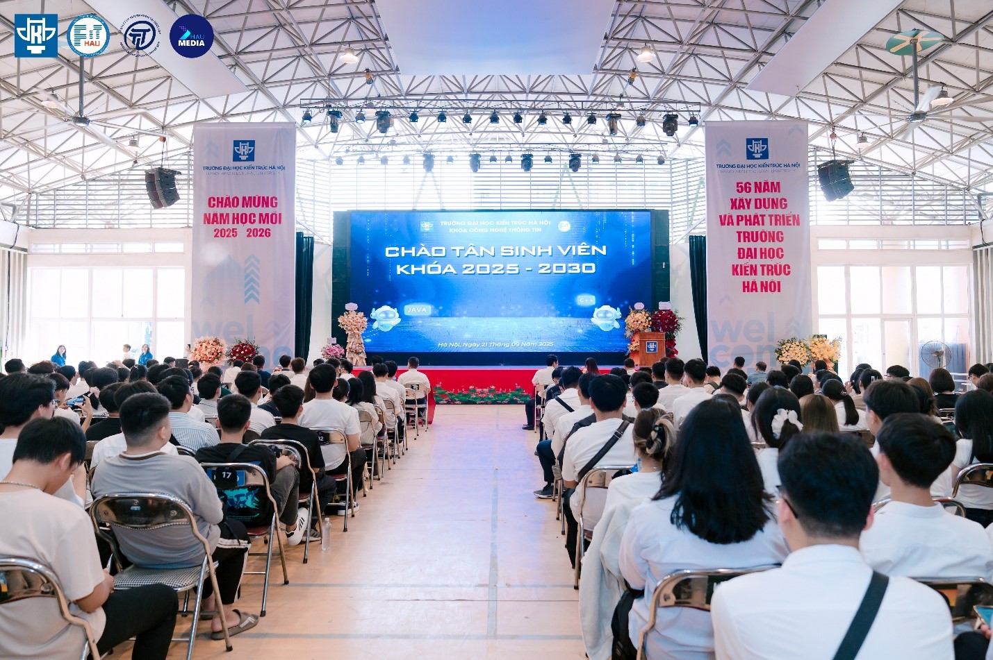Khoa Công nghệ thông tin Chào tân sinh viên khóa 2025, thành lập và trao quỹ nghiên cứu “AI 4 AEC LAB” & “GAME LAB”