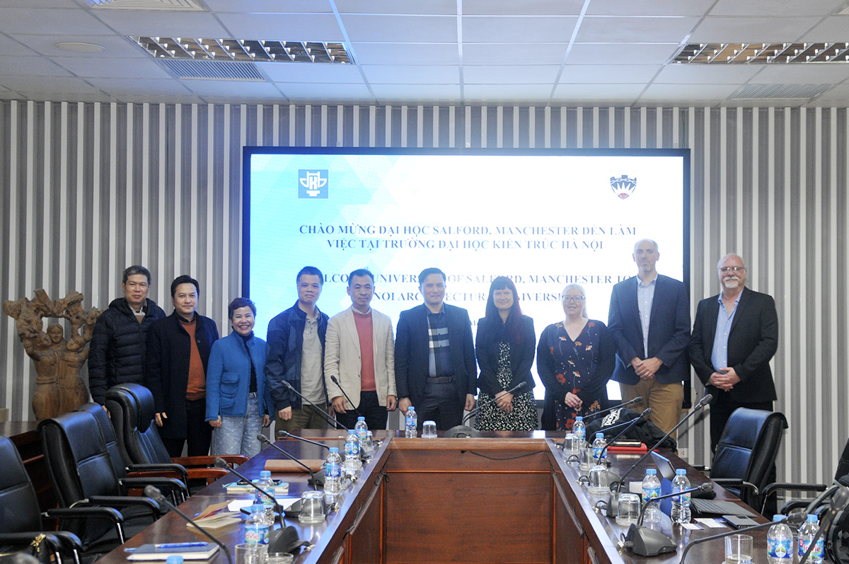 Giáo sư Trường Đại học Salford Manchester đến thăm và làm việc với Trường Đại học Kiến trúc Hà Nội