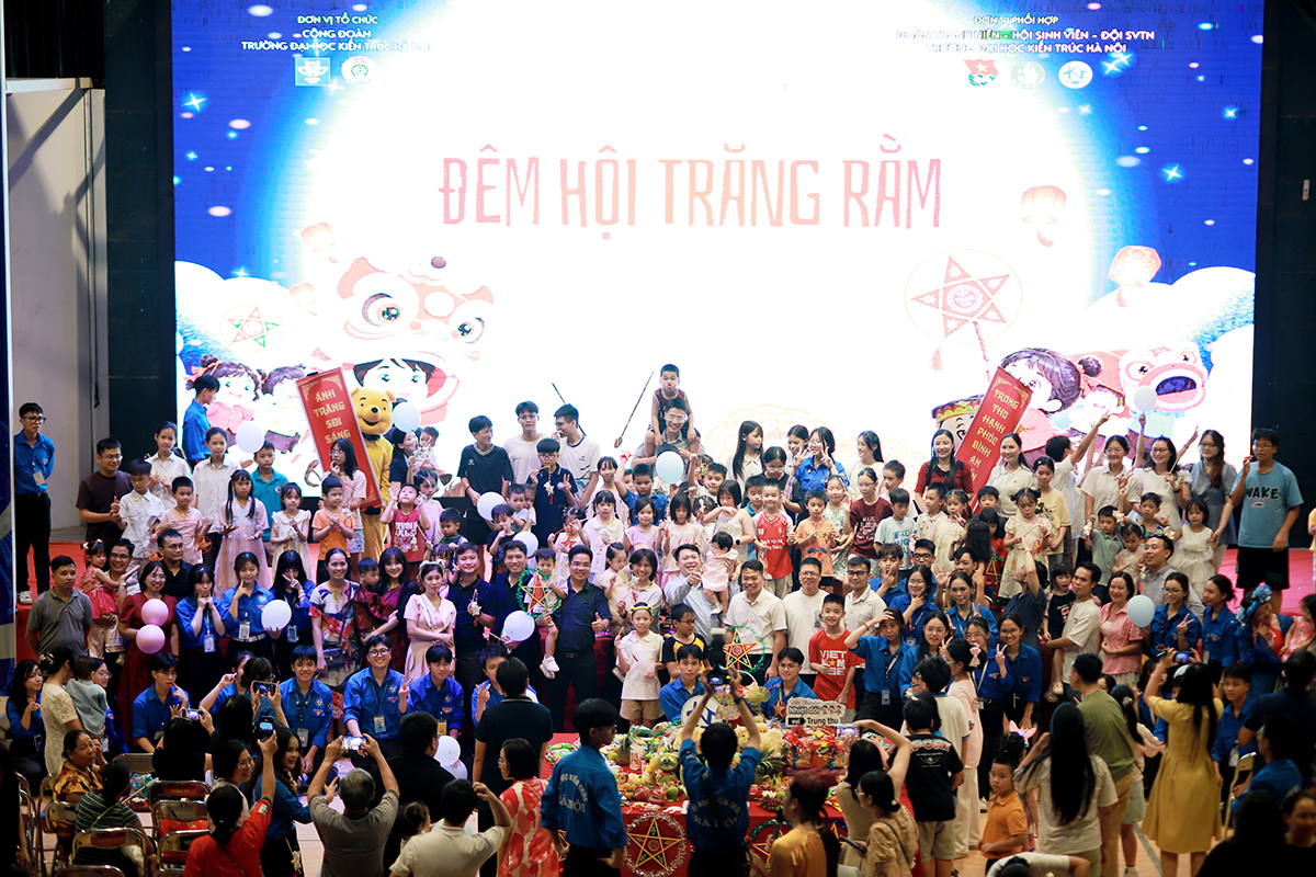 Lung linh sắc màu Đêm hội Trăng Rằm 2026 tại Trường Đại học Kiến trúc Hà Nội