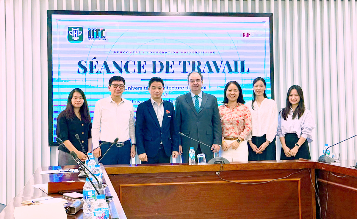 Giám đốc Tổ chức Đại học Pháp ngữ AUF khu vực Châu Á - Thái Bình Dương gặp gỡ và làm việc với Tân Hiệu trưởng Trường Đại học Kiến trúc Hà Nội